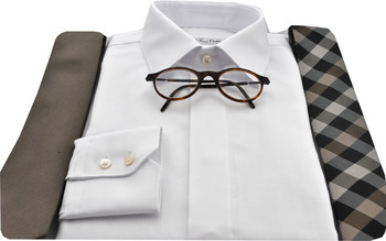 klassisches weißes Business Maßhemd in Kombination mit Krawatte in olive
