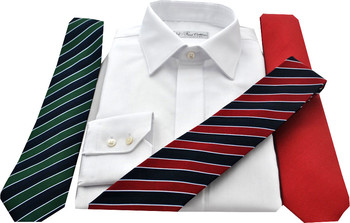 klassisches weißes Business Maßhemd mit roten Krawatten